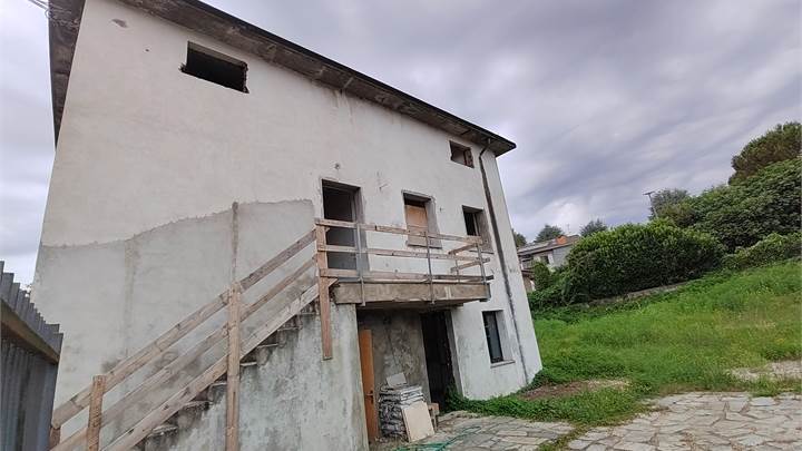 CASA SINGOLA DA RISTRUTTURARE CON TERRENO 680 MQ