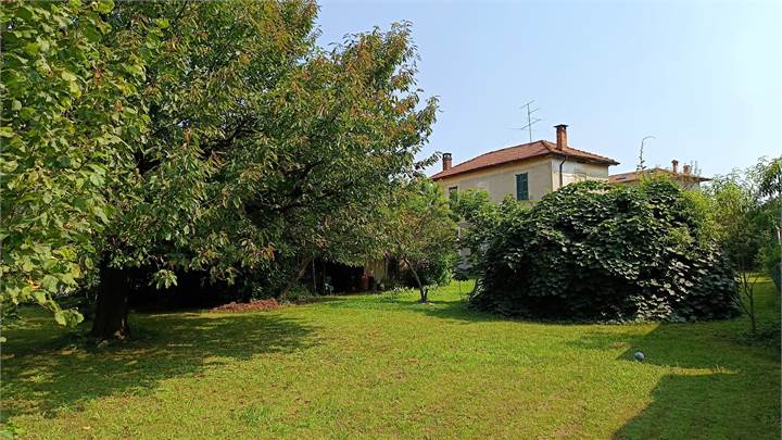 CASA SINGOLA CON TERRENO EDIFICABILE