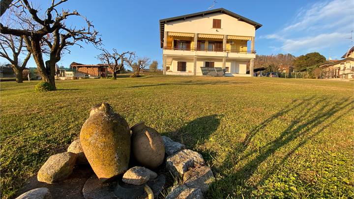 VILLA SINGOLA DI 2 APPARTAMENTI e 2600 MQ TERRENO