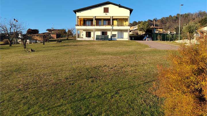 VILLA SINGOLA DI 2 APPARTAMENTI e 2600 MQ TERRENO