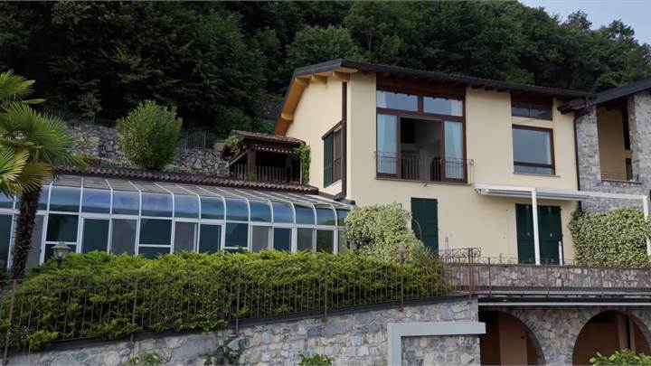 INCANTEVOLE APPARTAMENTO CON VISTA LAGO DI LUGANO