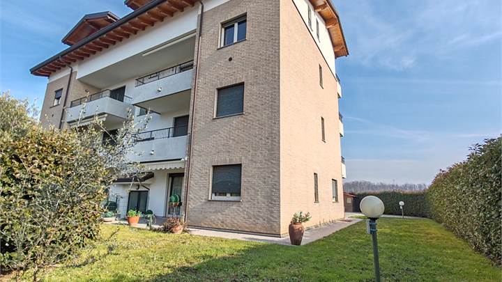 4 LOCALI IN CLASSE A1 CON TAVERNA, BOX E GIARDINO 350 MQ SU 3 LATI