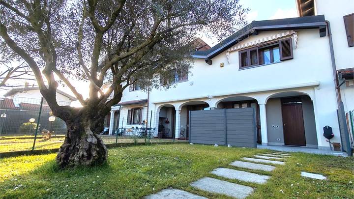 VILLA 4 LOCALI CON GIARDINO, TAVERNA E DOPPIO BOX IN LARGHEZZA