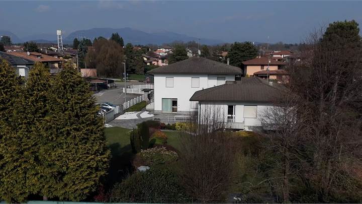 AMPIO IMMOBILE ABITATIVO E COMMERCIALE